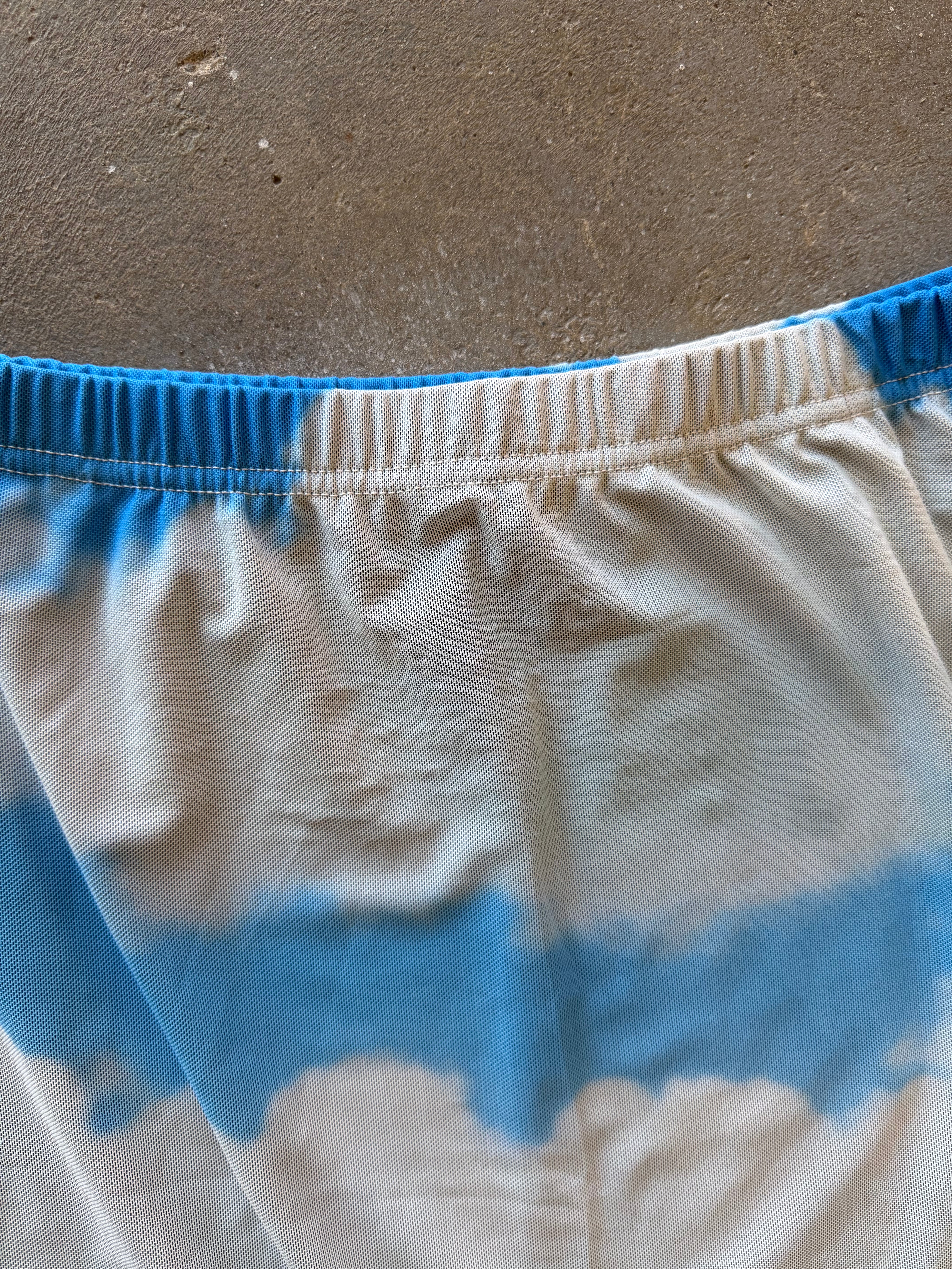 Close up of mesh skirt waistband 